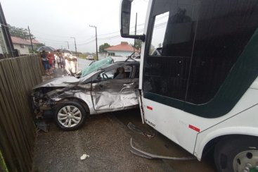 Motorista e caroneira morrem após carro colidir contra ônibus em Tubarão