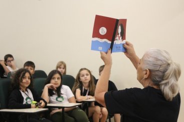 Programa Bilíngue do Colégio Satc utiliza livros regionais para proporcionar aprendizado  