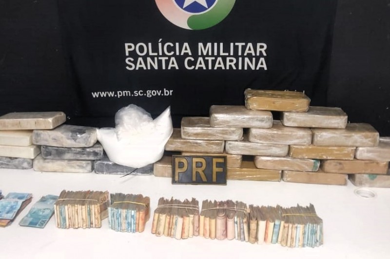 Itajaí: em ação conjunta, PRF e PM apreendem 28 quilos de drogas e R$ 86 mil em dinheiro