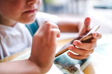 Cenário digital: escolas restringem o uso do celular 