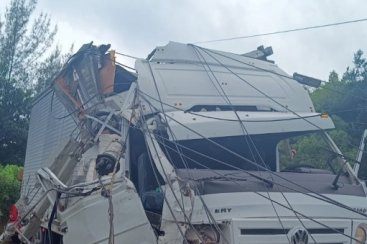 Caminhão colide contra poste de energia em Garopaba
