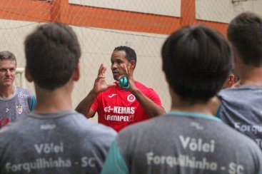 Campeão da Liga Mundial de vôlei participa de treino que antecede Estadual em Forquilhinha