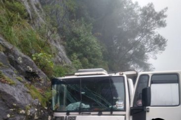 Para evitar acidente maior, motorista joga caminhão em barranco da Serra do Rio do Rastro