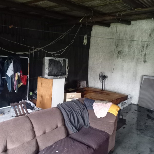 Incêndio destrói móveis em casa no Centro de Balneário Rincão 