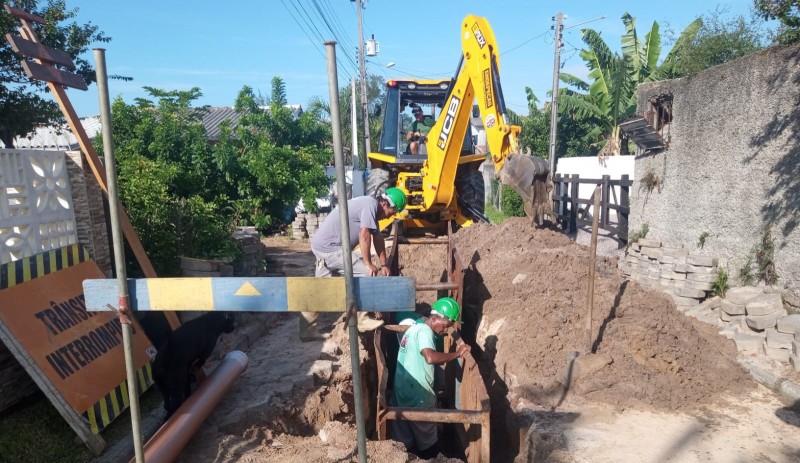 Casan instala rede de esgoto na rua Abdon Coelho em Laguna