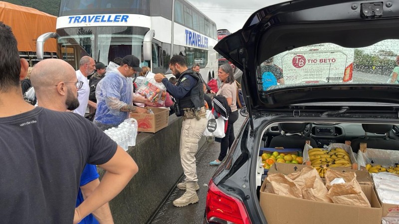 Parados no congestionamento há quase 48 horas, usuários da BR-101 recebem água e alimentos