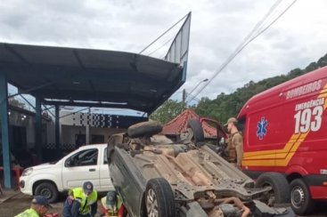 Motorista perde controle da direção e capota carro em Urussanga