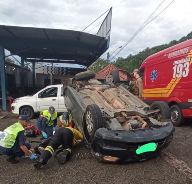 Motorista perde controle da direção e capota carro em Urussanga