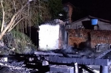Casa com ‘gato de energia’ é destruída por incêndio em Criciúma