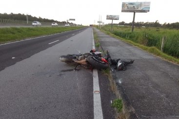 Motociclista morre após perder o controle da direção e cair na BR-101 em Laguna 