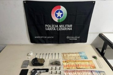 PM apreende simulacro de arma de fogo, drogas e dinheiro em casa de Jacinto Machado