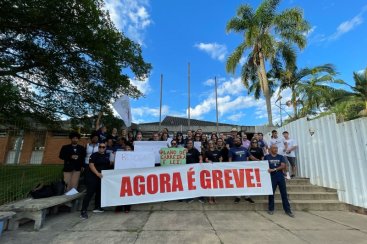 Professores da rede estadual entram em greve e realizam ato em Criciúma