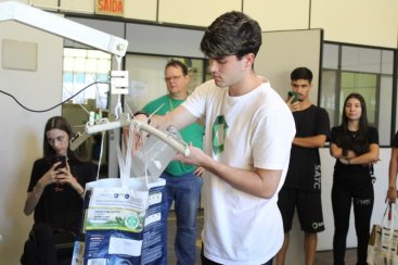 Alunos do Colégio Satc transformam sacos de ração em soluções sustentáveis