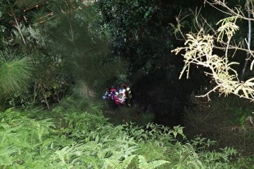 Siderópolis: motorista que caiu ao tentar sair de caminhão preso em ponte morre no hospital 