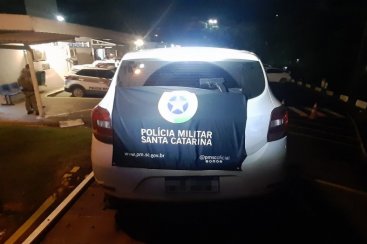 Rastreado por aplicativo, carro roubado em Criciúma é recuperado pela PM em menos de uma hora