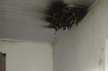 Criciúma: morador usa mangueira para apagar princípio de incêndio em casa