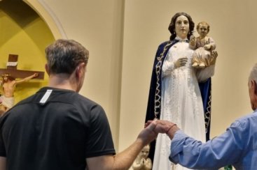 Imagem original de Nossa Senhora Mãe dos Homens é descida para o presbitério em Araranguá