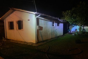Cocal do Sul: moradora sofre queimaduras após incêndio em residência 
