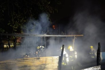 Edificações são destruídas por incêndio em Criciúma 