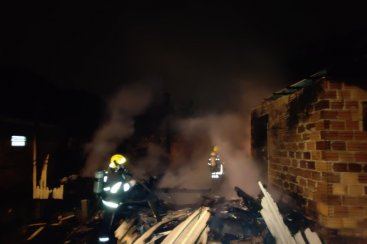 Araranguá: Corpo de Bombeiros combate incêndio em casa 