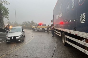 Colisão entre carro e caminhão é registrada na Serra do Rio do Rastro 