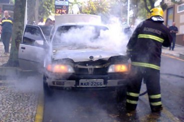 Corpo de Bombeiros controla fogo em carro no Centro de Içara