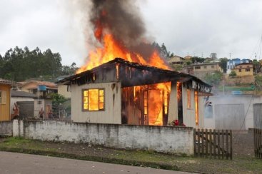 Mãe e filho são resgatados de incêndio em Lauro Müller