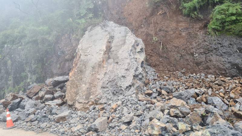 Retirada de rocha que deslizou na Serra do Rio do Rastro pode se estender até sábado — foto 2
