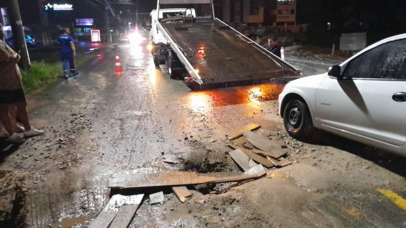 Avenida Luiz Lazzarin é interditada após abertura de vala na pista — foto 2