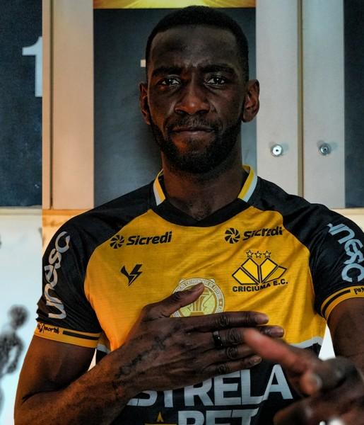 Criciúma confirma contratação de Bolasie: 'Ouvi o grito de uma torcida apaixonada e estou aqui'