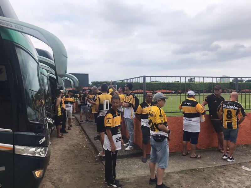Depois de quase 23 horas, torcida carvoeira chega a Nova Iguaçu