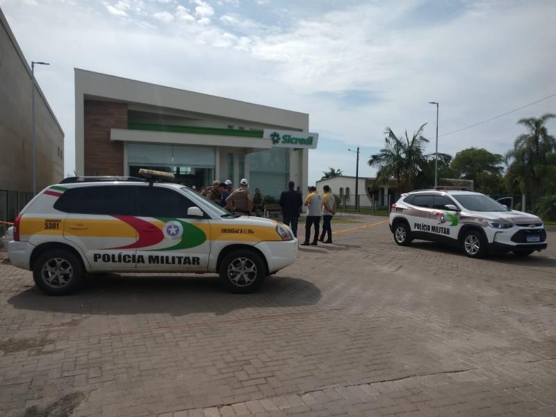 Ladrão armado invade banco e foge com malote de dinheiro em Criciúma