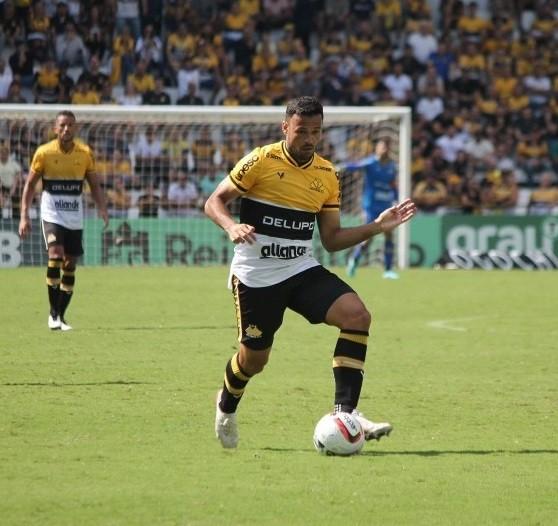 Ex-Criciúma, Cristovam é anunciado como o novo reforço do Brusque