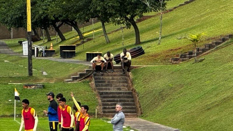 Criciúma confirma saída de Candelo e Barcia é multado por indisciplina