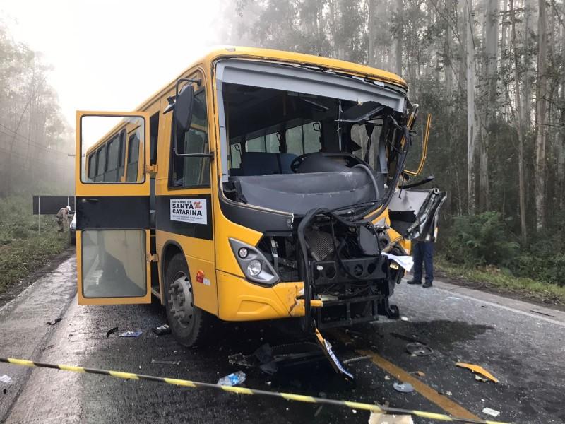 Motorista morre e 22 pessoas ficam feridas em acidente com ônibus escolar na SC-446, em Siderópolis