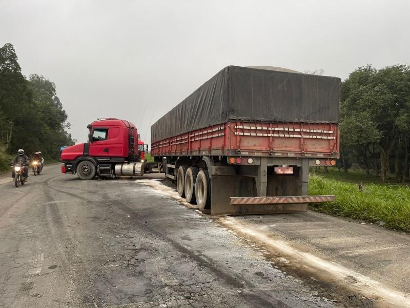 Acidente com carreta e carro deixa trânsito em meia pista em Criciúma