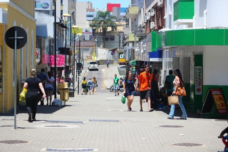 Mais de 65% dos criciumenses pretendem ir às compras em lojas físicas no Natal, aponta pesquisa