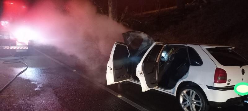 Veículo pega fogo na rodovia SC-108 em Cocal do Sul