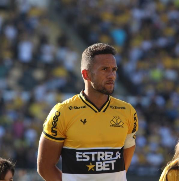 Criciúma renova contrato com o zagueiro Rodrigo