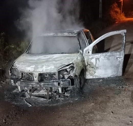 Incêndio destrói carro em Passo de Torres