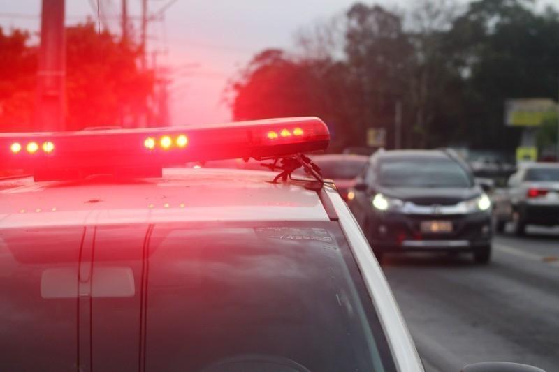Criminosos invadem residência, rendem família, roubam veículo e R$ 10 mil em Criciúma