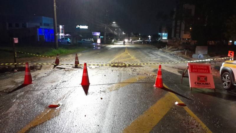 Avenida Luiz Lazzarin é interditada após abertura de vala na pista — foto 1