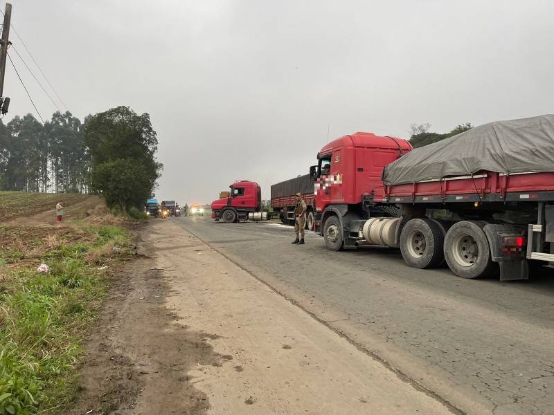 Acidente com carreta e carro deixa trânsito em meia pista em Criciúma — foto 1